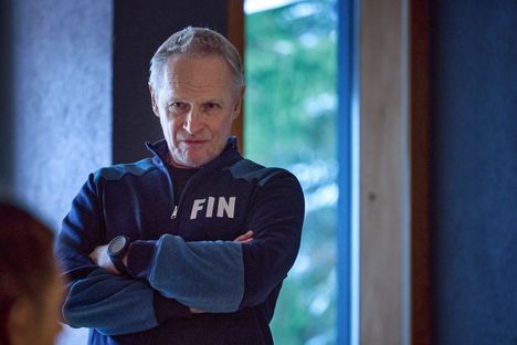 Antti Virmavirta esittää kokenutta ja menestyksekästä hiihtovalmentajaa Yleisradion televisiosarjassa.