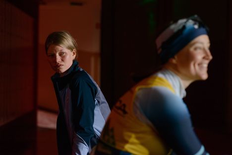 Anna (Roosa Söderholm) (vas.) ahdistuu Marian (Sannah Nedergårdin) toimista Kylmä kausi -televisiosarjassa.