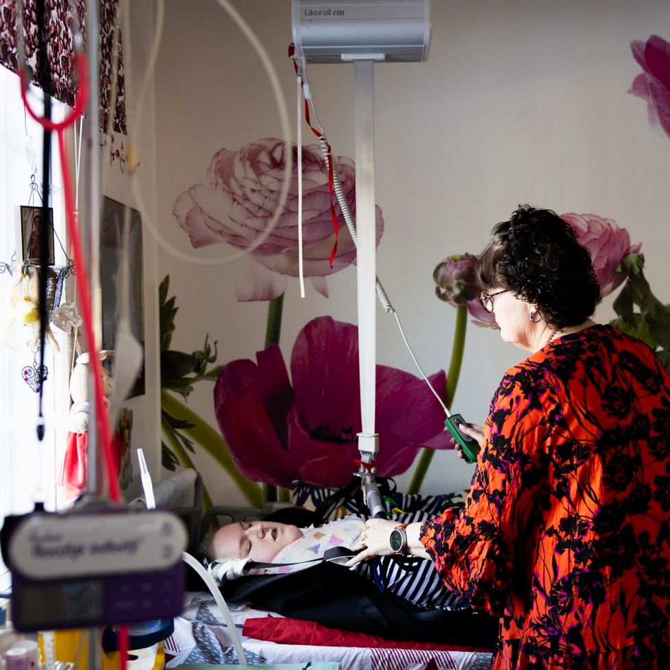 Vanhemmat ovat järjestäneet elämänsä Marikan ehdoilla. Äiti Kirsi oli ennen tuhoisaa autokolaria hakenut sairaanhoitajaopintoihin, mutta hän luopui haaveestaan jäädäkseen kotiin Marikan omaishoitajaksi.