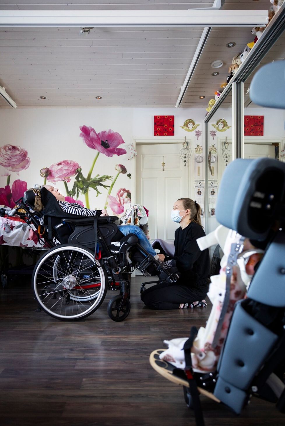 Fysioterapeutti Essi Raekorpi kävi vielä viime vuonna Marikan perheen apuna. Jos Marika siirrettäisiin laitokseen, vakuutusyhtiö ei korvaisi enää fysioterapiaa.