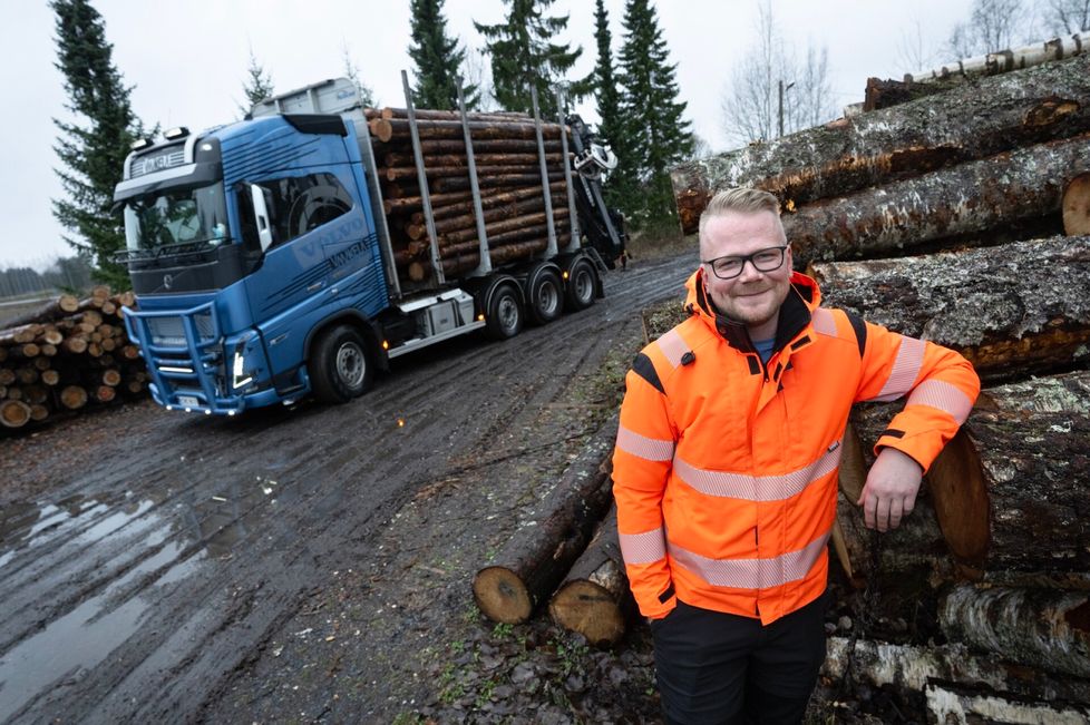 Huittislainen Ville Mäkelä ehti ajaa puutavaraa kymmenen vuotta ennen kuin siirtyi yrittäjäksi. Puolitoista vuotta sitten Mäkelä palkkasi ensimmäisen työntekijänsä ja osti toisen auton. ”Se oli iso virstanpylväs. En tosin tiedä, olisiko minusta siihen, että minulla olisi kymmenen autoa ja jokaisessa kaksi kuljettajaa”, Mäkelä toteaa.