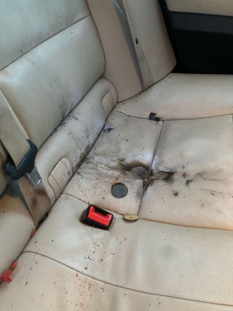 Yhden auton sisään oli ammuttu paukkuraketti.