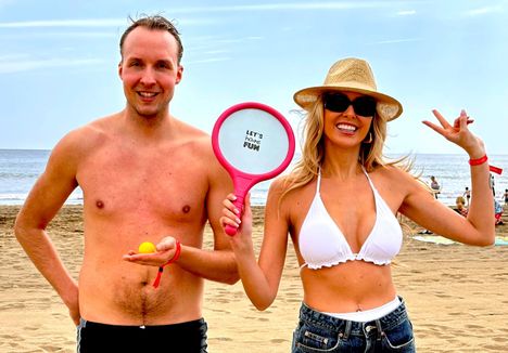 Topi ja Sointu Borg uimarannalla. Sointu hämmästyy aluksi nudistirannasta.