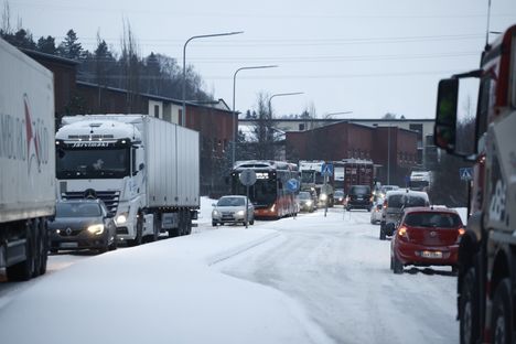Liikenne seisoi Kallvikintiellä auton jäätyä jumiin mäkeen.