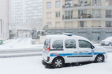 Ajokeli muuttui Pariisissa lumisateiden vuoksi.