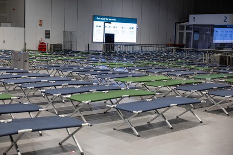 Schipholin lentoasemalle asetettiin tiistaina retkivuoteita jumiin jääneille matkailijoille.