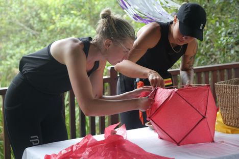 Karoliina Tuominen (vas.) osallistui Amazing Race -kilpailuohjelmaan Mia Haatajan kanssa.