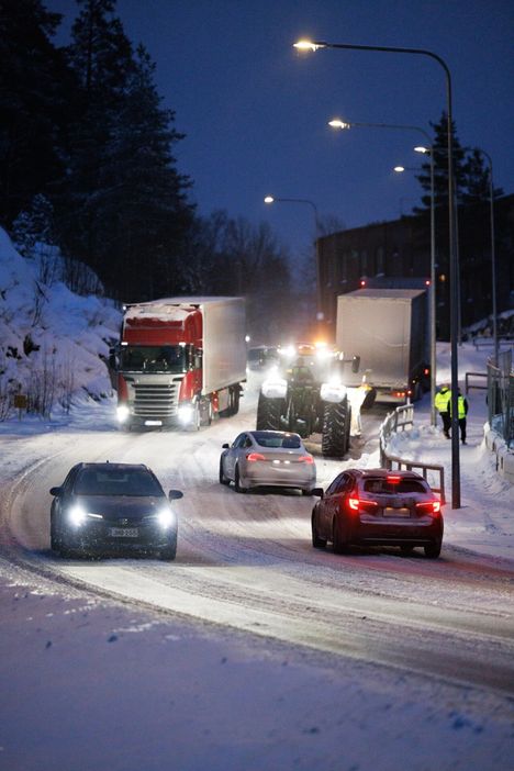 Ajoneuvo jäi jumiin Kallvikintiellä Vuosaaressa keskiviikkona.