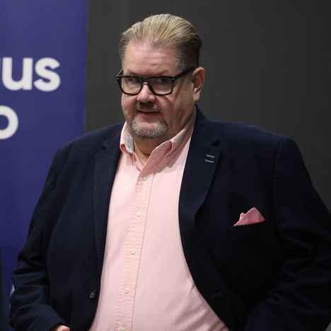 Teollisuusliiton varapuheenjohtaja Turja Lehtonen kutsui Vehviläisen kahville Hakaniemeen. Facebook-viestissään hän kuitenkin viittaa, ettei aio jatkossa enää kuunnella Radio Novan Aamua, jota Vehviläinen vetää.