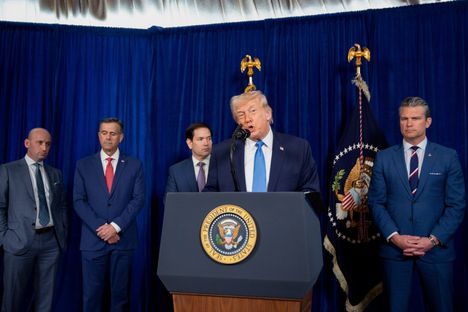 Yhdysvaltain johto kertoi Venezuelan-operaatiosta Mar-a-Lagossa 3. tammikuuta. Presidenttin Trumpin takana neuvonantaja Stephen Miller, CIA:n johtaja John Ratcliffe, ulkoministeri Marco Rubio ja puolustusministeri Pete Hegseth.