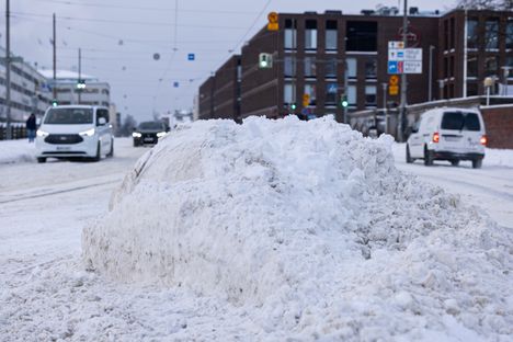 Kadut ovat olleet lumisia ja liukkaita Helsingissä, minkä vuoksi kaikki autot eivät ole päässeet kaikista risteyksistä normaalisti liikkeelle.