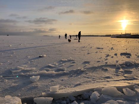Pakkasvaroituksia on annettu laajasti maan pohjois- ja keskiosiin lauantaihin asti.