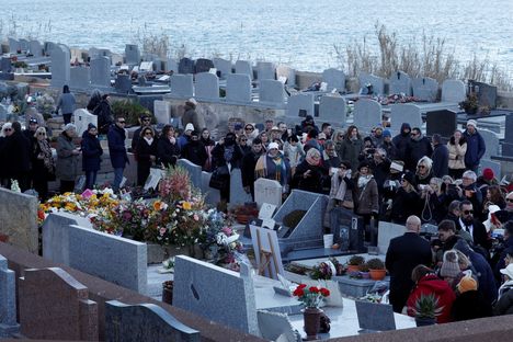 Fanit kerääntyivät hautajaisten jälkeen Brigitte Bardot’n haudalle Saint-Tropezissa.