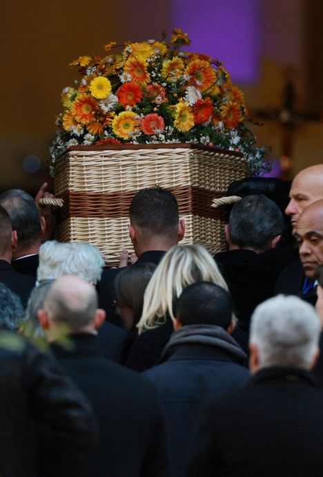 Brigitte Bardot’n arkku tuotiin kirkkoon keskiviikkoaamuna.