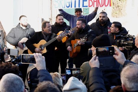 Chico and the Gypsies esiintyi ennen hautajaispalvelusta myös kirkon ulkopuolella.