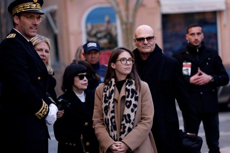 Laulaja Mireille Mathieu (3. vasemmalta) sekä ministeri Aurore Bergé saapuivat Brigitte Bardot’n hautajaisiin.