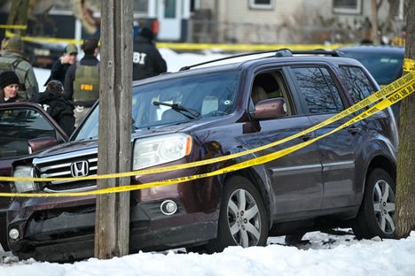 Ammutun naisen autossa näkyi luodinreikä tuulilasissa.