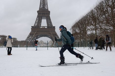 Eiffel-tornin ympäristössä näyttää keskiviikkona tällaiselta.