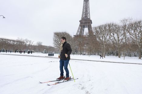 Pipo ja hanskat olisivat tarpeen tälle hiihtäjälle.