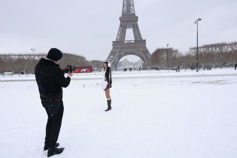 Poseerausta Eiffel-tornin edessä.
