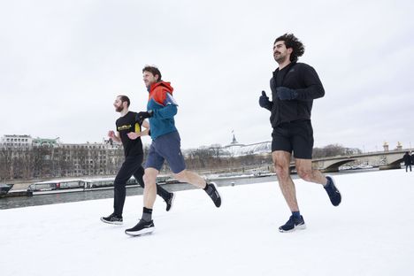 Näillä lenkkeilijöillä ei ilmeisesti ole kylmä.