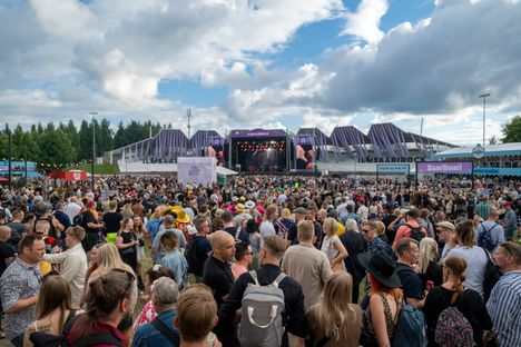 Ilosaarirockin päälavalle riitti väkevä Mokoma-yhtyeen keikalla vuonna 2024.