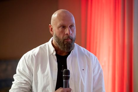 Helenius toteaa jakson lopussa, että hän ei aio jatkossa syödä Pippa Laukan ohjeiden mukaista määrää kasviksia, mutta ”jonkin verran” kuitenkin.