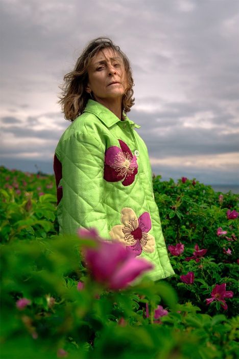 Lise Dam kertoo, että Sarah elää yhä hänessä. Päällään hänellä on tyttären vanha takki.