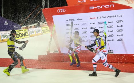 Eduard Hallberg, Noel Clement ja kisan kolmanneksi tullut ranskalainen Paco Rassat kastelivat toisensa kuohujuomalla voitonjuhlissa.