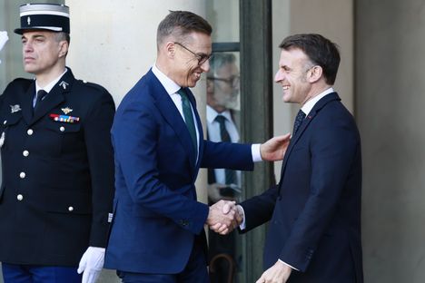 Suomesta halukkaiden koalition kokoukseen osallistui tasavallan presidentti Alexander Stubb. Hänet otti Elysee-palatsilla vastaan Ranskan presidentti Emmanuel Macron.