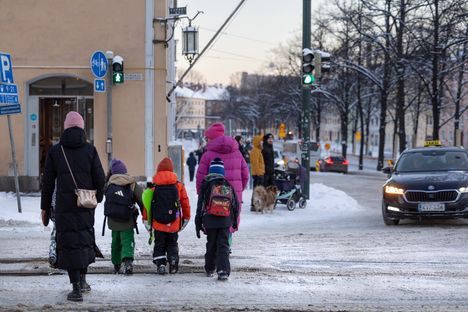 Inka Norros ja Kata Launonen seurueineen koulumatkalla keskiviikkona.