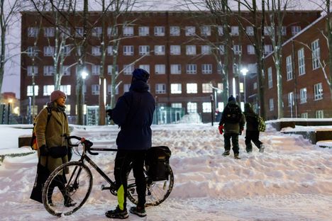 Vanhemmat saattoivat lapsiaan kouluun Vallilassa keskiviikkona.