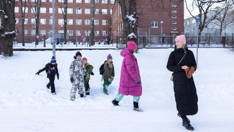 Heimo Virkkala (vas.), Elias Launonen, Leo Laurel, Hugo Leino, Kata Launonen ja Inka Norros lähtivät Vallilan ala-asteen koulun väistötilasta Vallilassa.