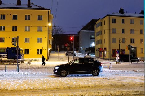 Mäkelänkadun ylittäminen Hattulantien kohdalla kuuluu monen lapsen koulumatkaan. Välillä liikennevalot ovat olleet pois käytöstä.