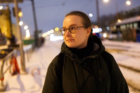 Elisa Kallion mielestä Mäkelänkadun liikennejärjestelyt ja ohjeistukset ovat selkeitä. Hänen arkeensa remontti on vaikuttunut niin, että liikennevalojen vaihtumista pitää odotella tavallista kauemmin. Välillä hän on myöhästynyt raitiovaunusta odottelun takia.