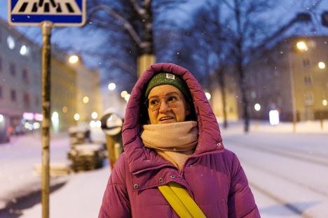 Liikkuminen remontin keskellä vaatii vielä totuttelemista, sanoo Erika Välkkynen valottomassa Suvannontien risteyksessä. ”Pitää muistaa katsoa molempiin suuntiin eikä tottuneesti vain siihen suuntaan, josta autot normaalisti tulevat.”