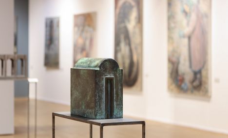 Juhani Järvinen: Pieni mausoleumi, 2021, pronssi.