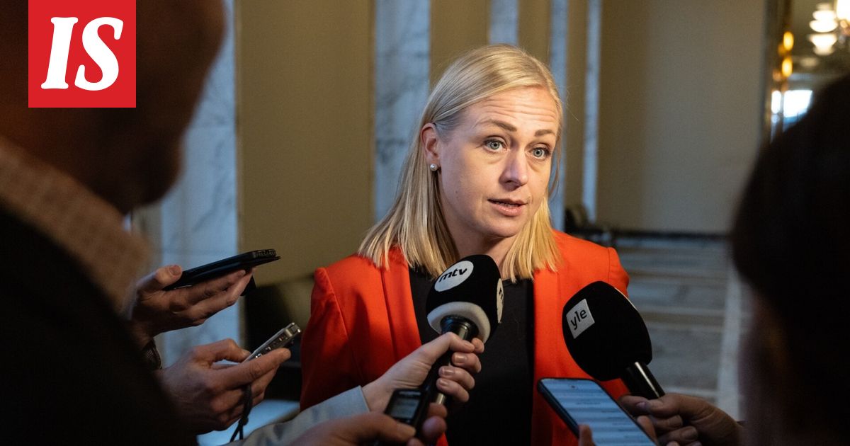 Suora lähetys: Mitä Elina Valtonen sanoo Grönlannista ja turvatakuista?