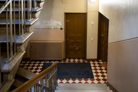 Talon rapussa on vanha tunnelma. Seinien maalit ovat paikoin huonossa kunnossa.