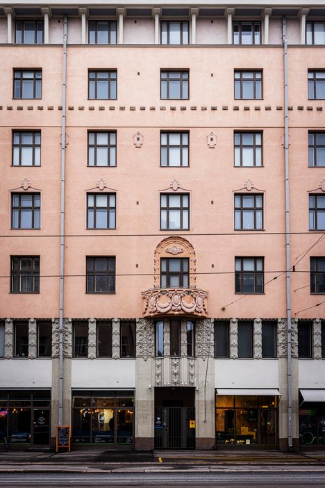 Talo osoitteessa Hämeentie 6 valmistui vuonna 1913. Hämeentien puolen kaunis julkisivu remontoitiin muutama vuosi sitten.