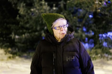 Vuosaaren Neitsytsaarentiellä asuva Raila Tammi, 81, kuvaili Vuosaaren tunnelin remontin aiheuttaneen pahoja ruuhkia keskiviikkona.