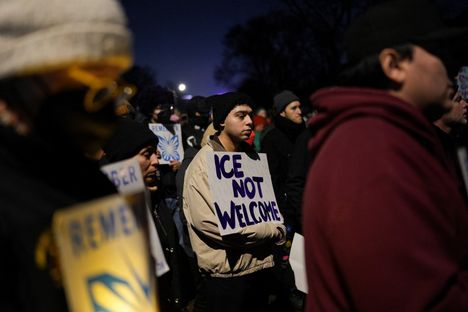Ihmiset kantoivat maahanmuutto- ja tullivirastoa vastustavia kylttejä.