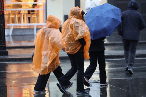 Lontoossa sataa vettä Goretti-myrskyn edellä.