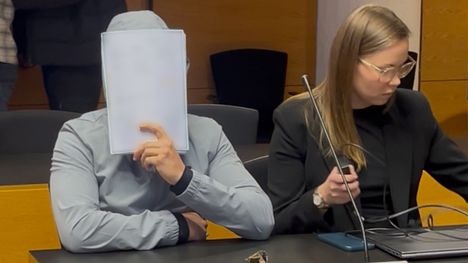 Syytetty peitti kasvonsa Helsingin käräjäoikeudessa keskiiikkona.
