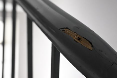 Rappukäytävän kaiteessa näkyi ilmeisesti luodinjälki.