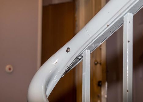 Rappukäytävän kaiteessa oli luodin reikä.