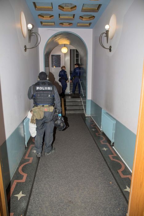 Poliisit tutkimassa rappukäytävää ampumisen jälkeen.