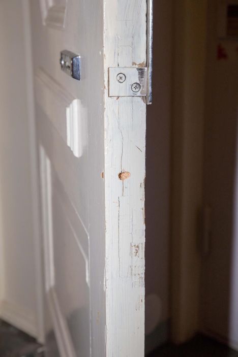 Ulko-ovessa oleva reikä.