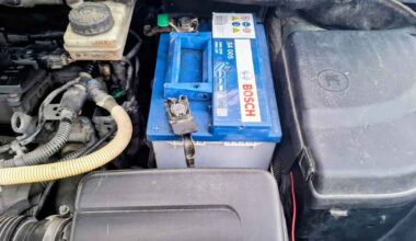 Akun vaihto onnistuu monelta kotikonstein – ”Kun pysyy vanhoissa autoissa, pääsee helpommalla” | Kotimaa