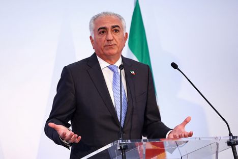 Maanpaossa elävä Iranin kruununprinssi Rezan Pahlavi kuvattuna Pariisissa kesäkuussa 2025.